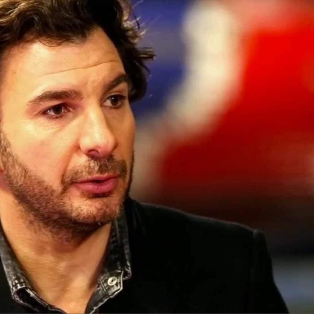 Michaël Youn : on sait pourquoi il s’est entièrement rasé la tête