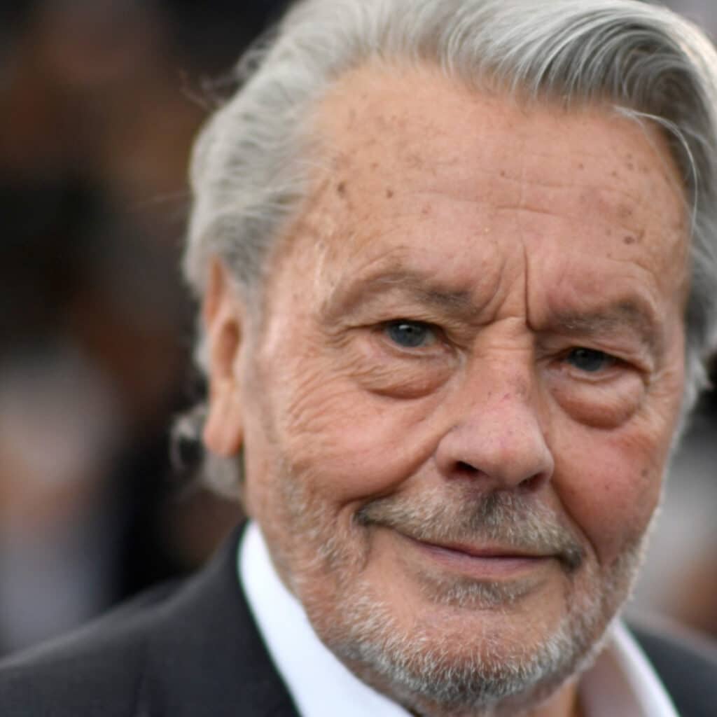 Alain Delon : une ancienne employée qui a démissionné déploie son "mauvais caractère"