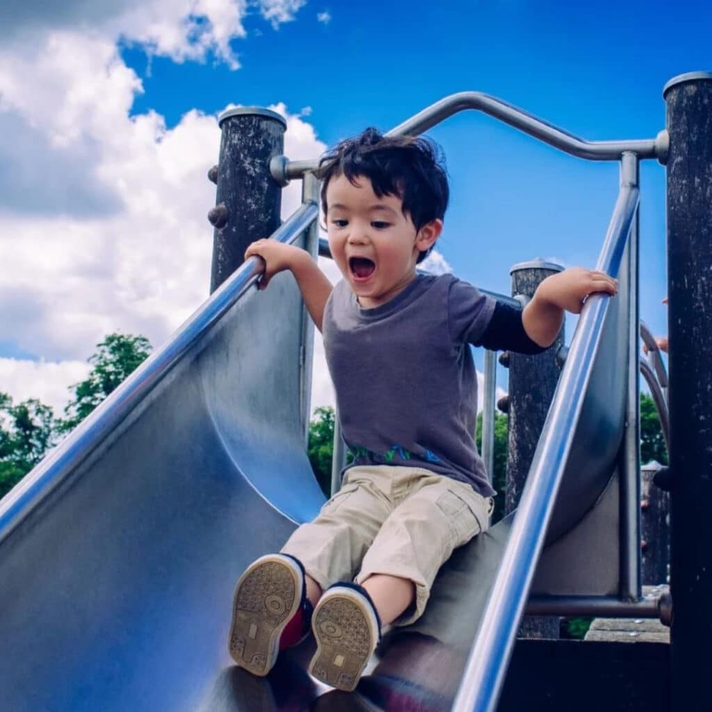 Toulouse : un enfant de 2 ans joue sur un toboggan et se retrouve brûlé au troisième degré