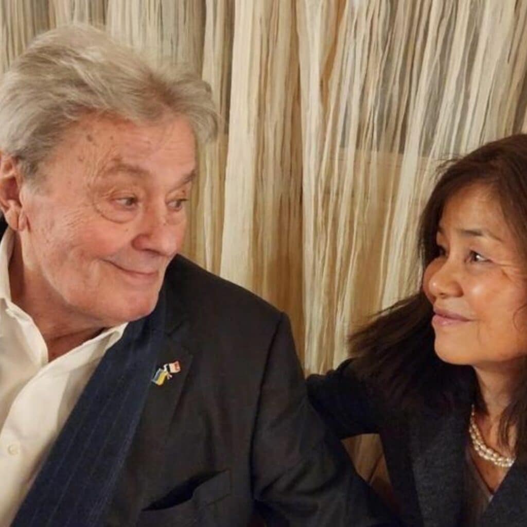 "On a détruit ma vie" : 1 mois après le décès d'Alain Delon, sa compagne Hiromi Rollin se confie