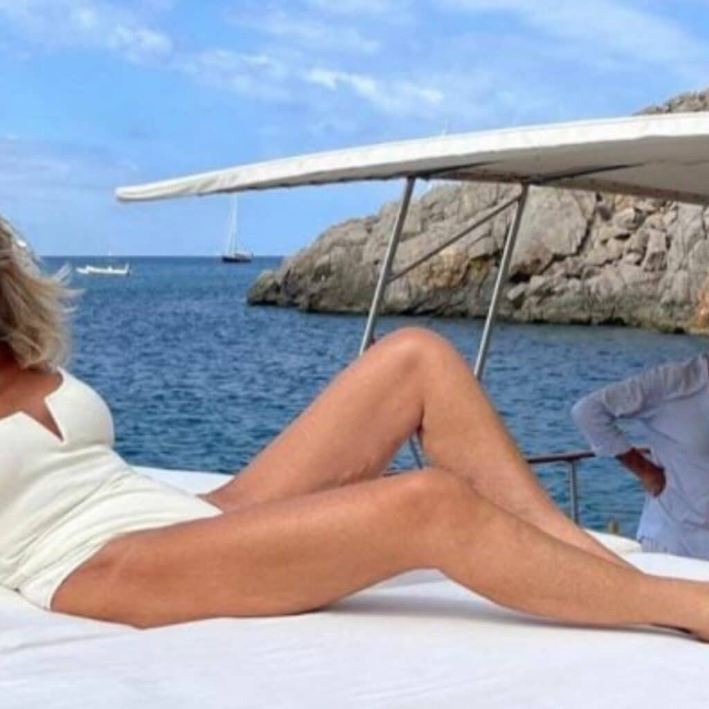 "Je vous la montre" : fatiguée de recevoir des réflexions sur sa poitrine, Caroline Margeridon fait le point