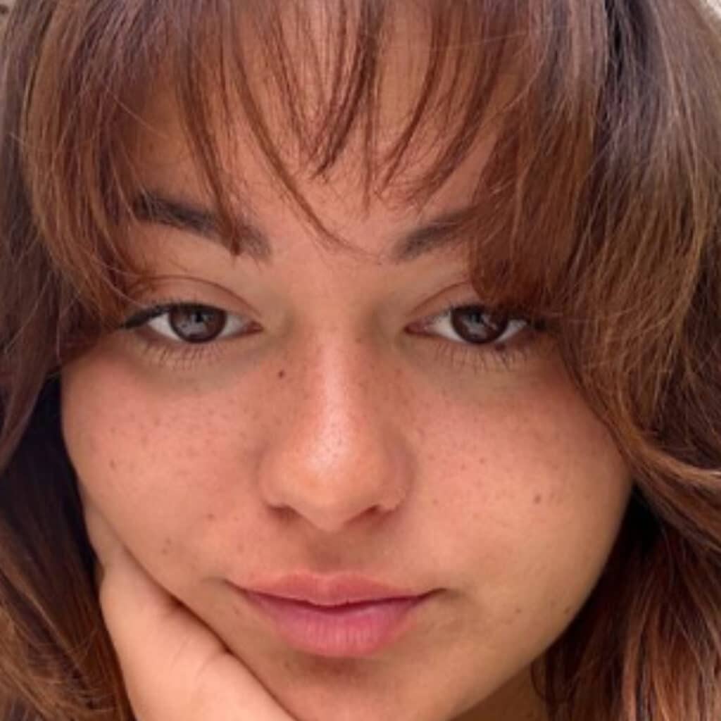 Lou Pernaut (Les Cinquante) : victime de cyberharcèlement, elle se filme en larmesLou Pernaut (Les Cinquante) : victime de cyberharcèlement, elle se filme en larmes
