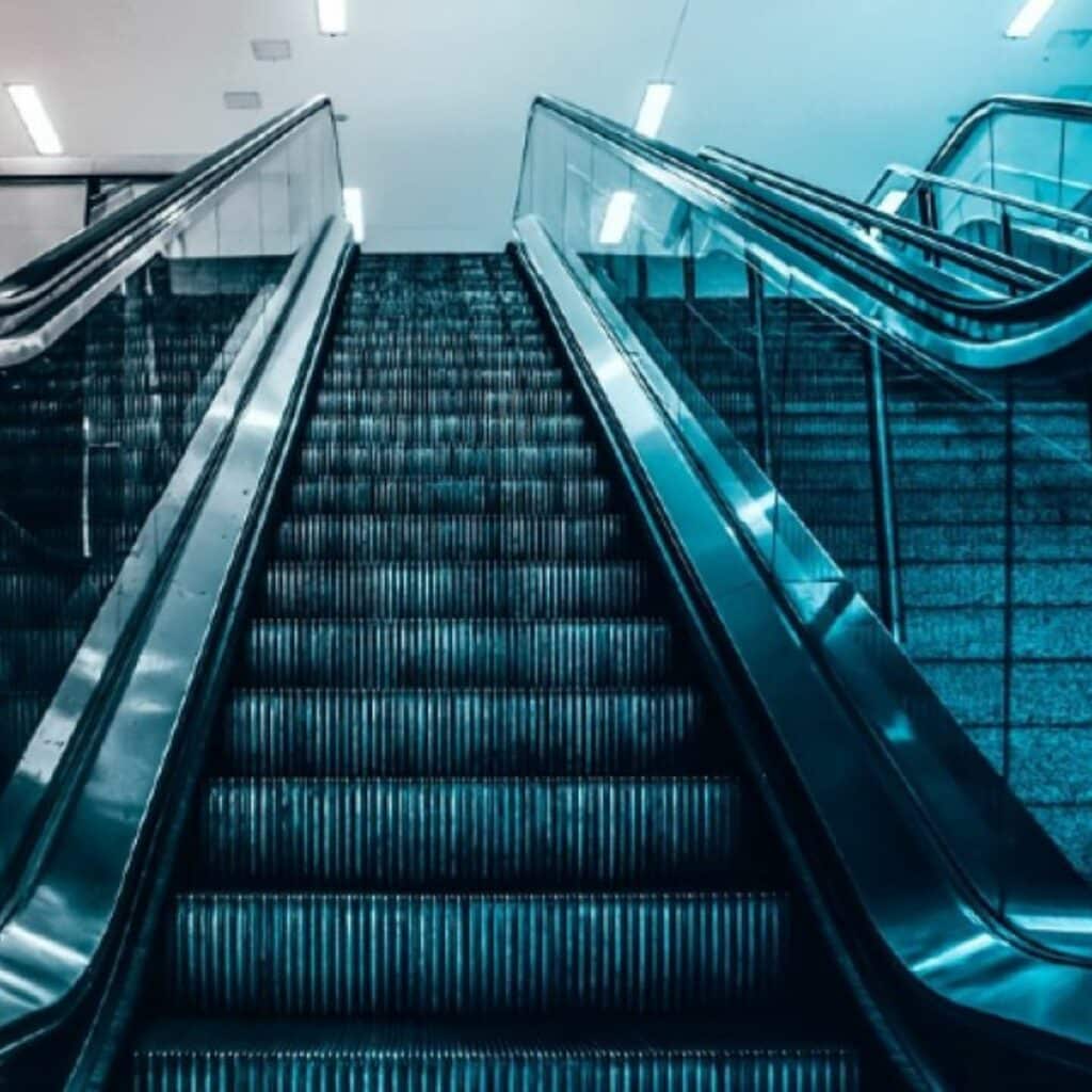 Sarthe : une fillette fait une grosse chute après avoir été soulevée par un escalator