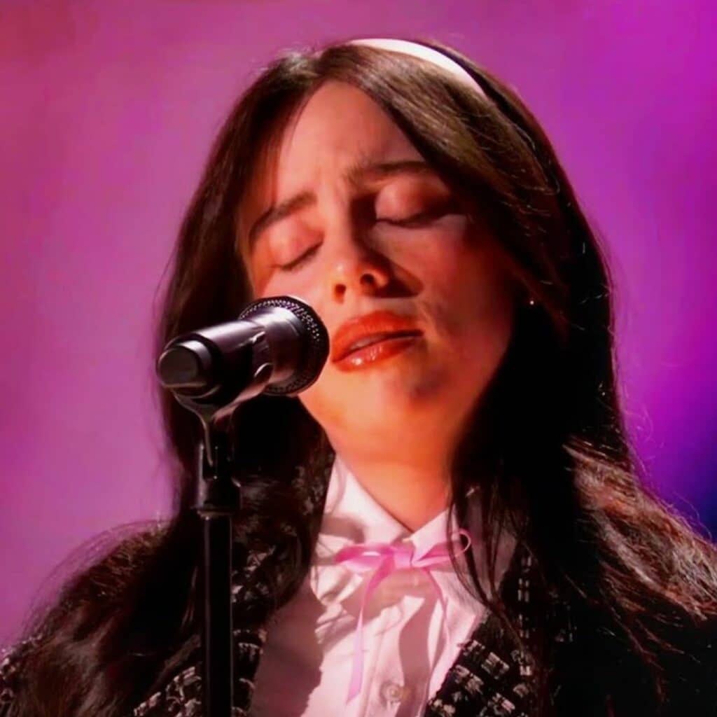 Billie Eilish : la chanteuse tombe brusquement en plein concert, ses hématomes montrés 