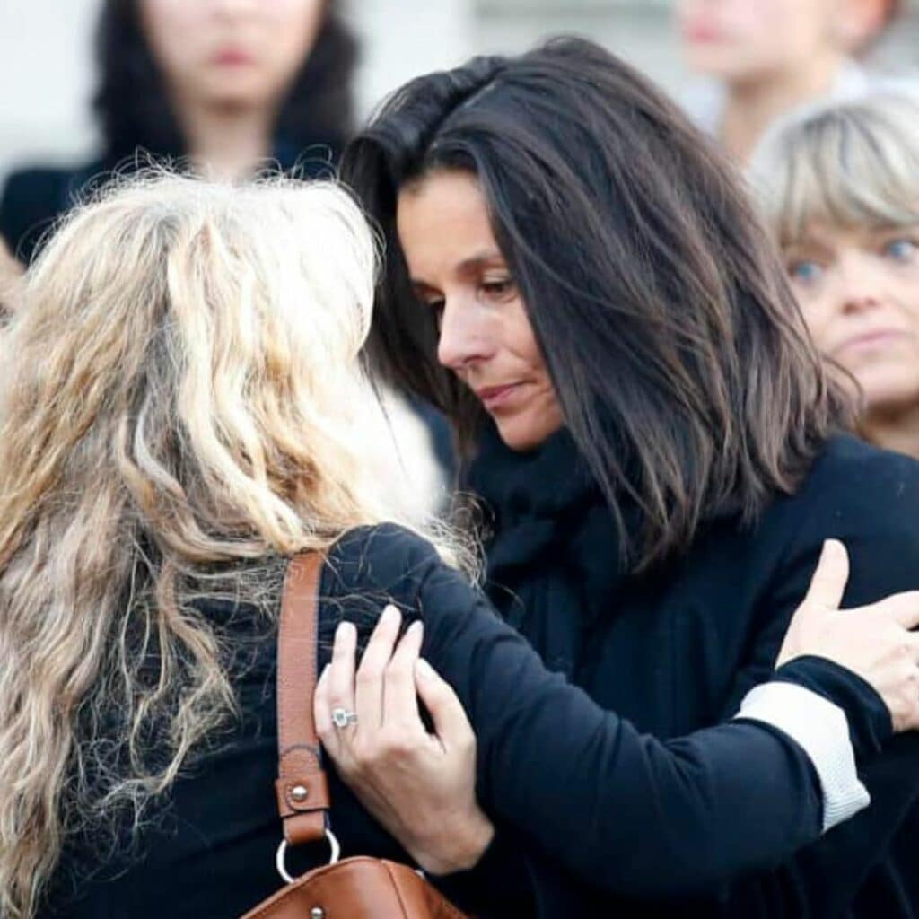 Faustine Bollaert : le coeur en miettes après la perte de son ami, elle laisse un cadeau sur sa tombe