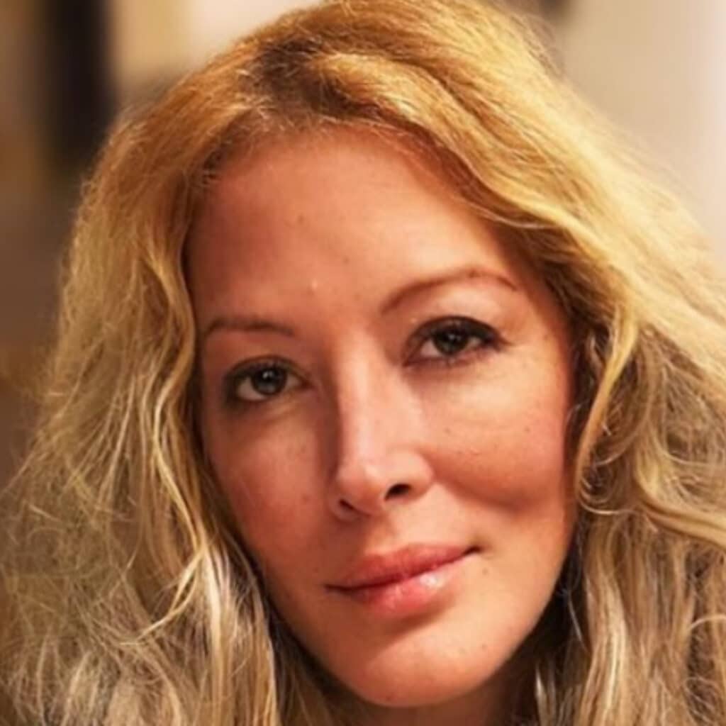 "Ma mère me portait pour aller aux toilettes" : Loana se confie sur ses problèmes de santé