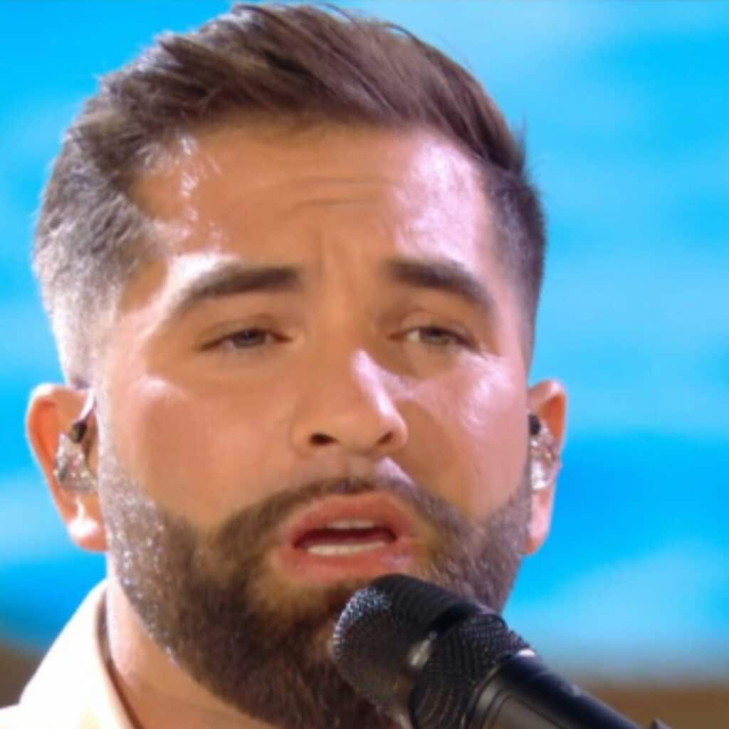 Kendji Girac : le chanteur fait sa première apparition depuis l’accident