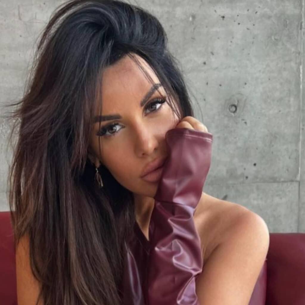 Laura Lempika : accro à la chirurgie ? Les internautes ne la reconnaissent plus