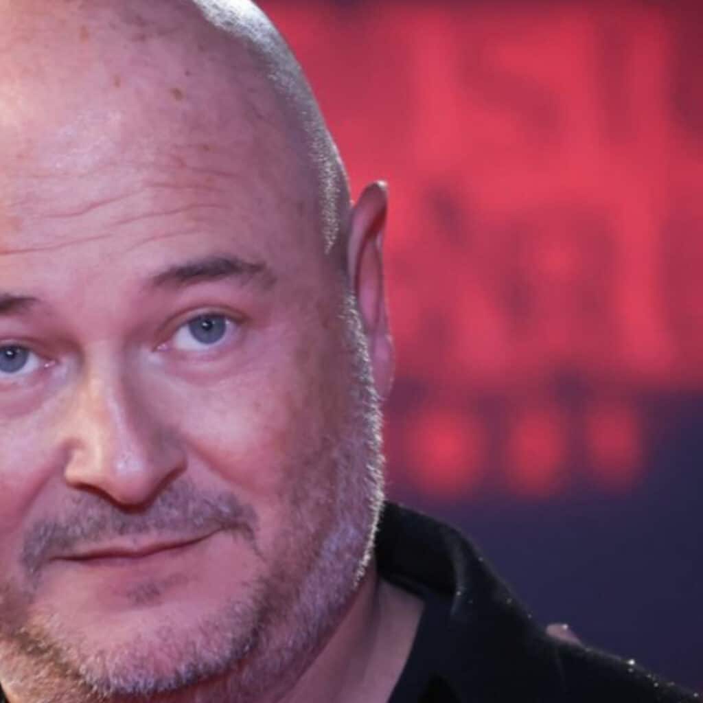 Cauet : une de ses accusatrices piégée dans un échange de SMS qui en disent long