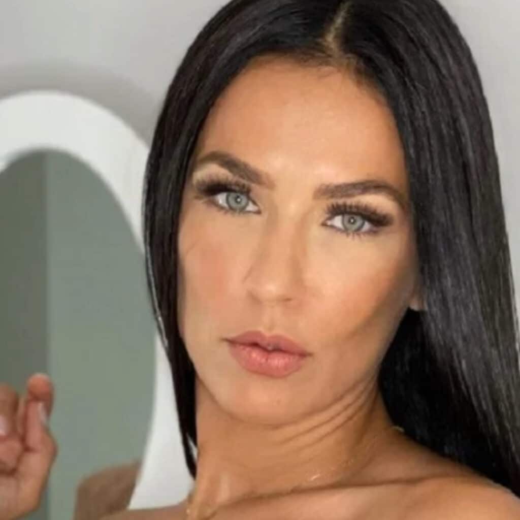 Julie Ricci : elle montre le résultat de sa chirurgie ratée