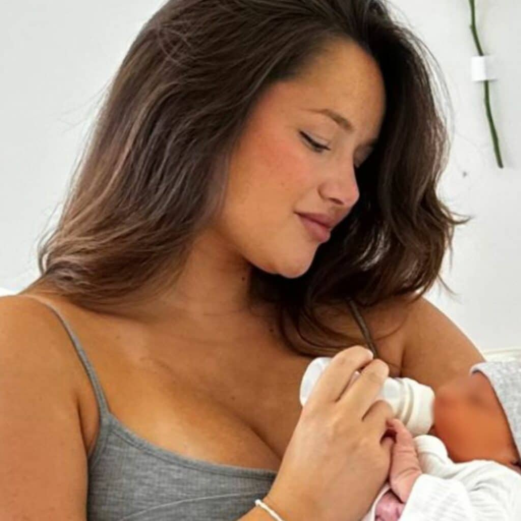 Victoria Mehault maman : de retour à la maison après son accouchement, elle se confie sur ses difficultés