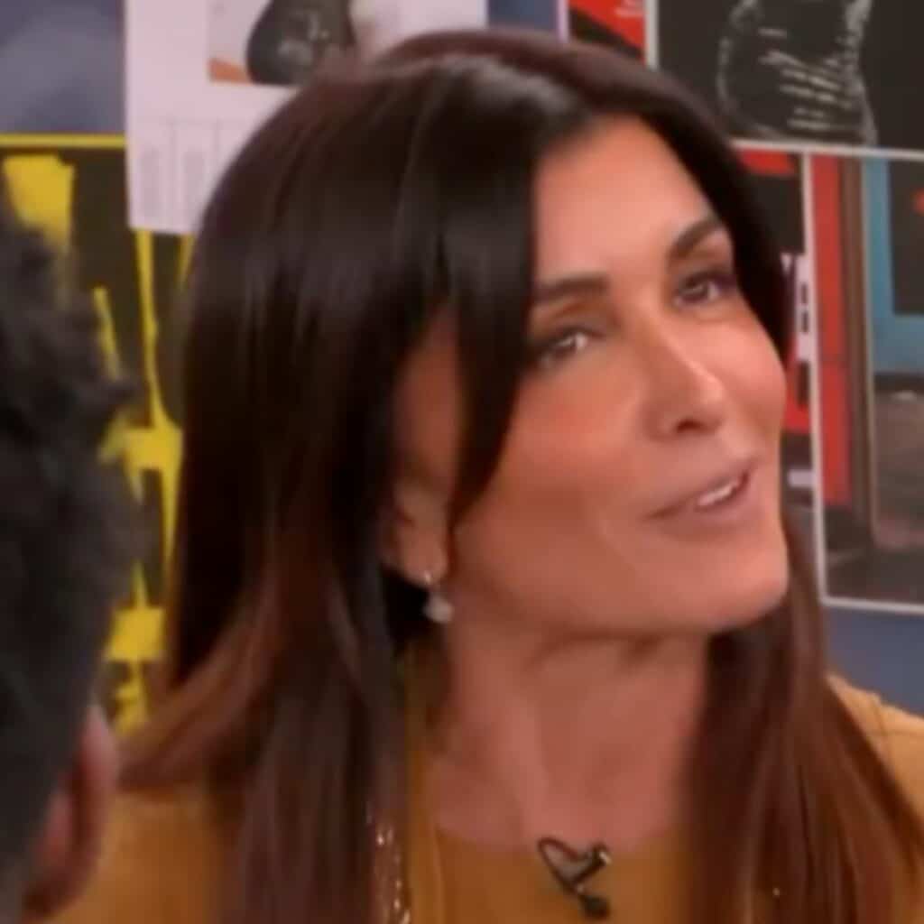Jenifer : moment de gênance pour elle et les autres élèves chantant en plein chœur 