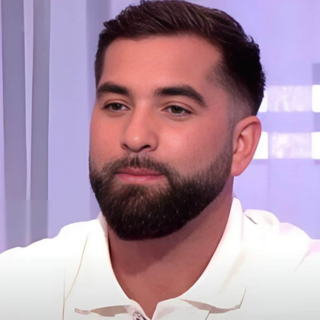 Kendji : le chanteur revient sur son enfance au sein de la communauté gitane 