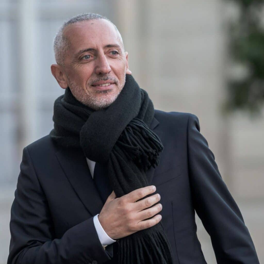 Gad Elmaleh : à 54 ans, l’humoriste se confie comme jamais sur ses relations intimes