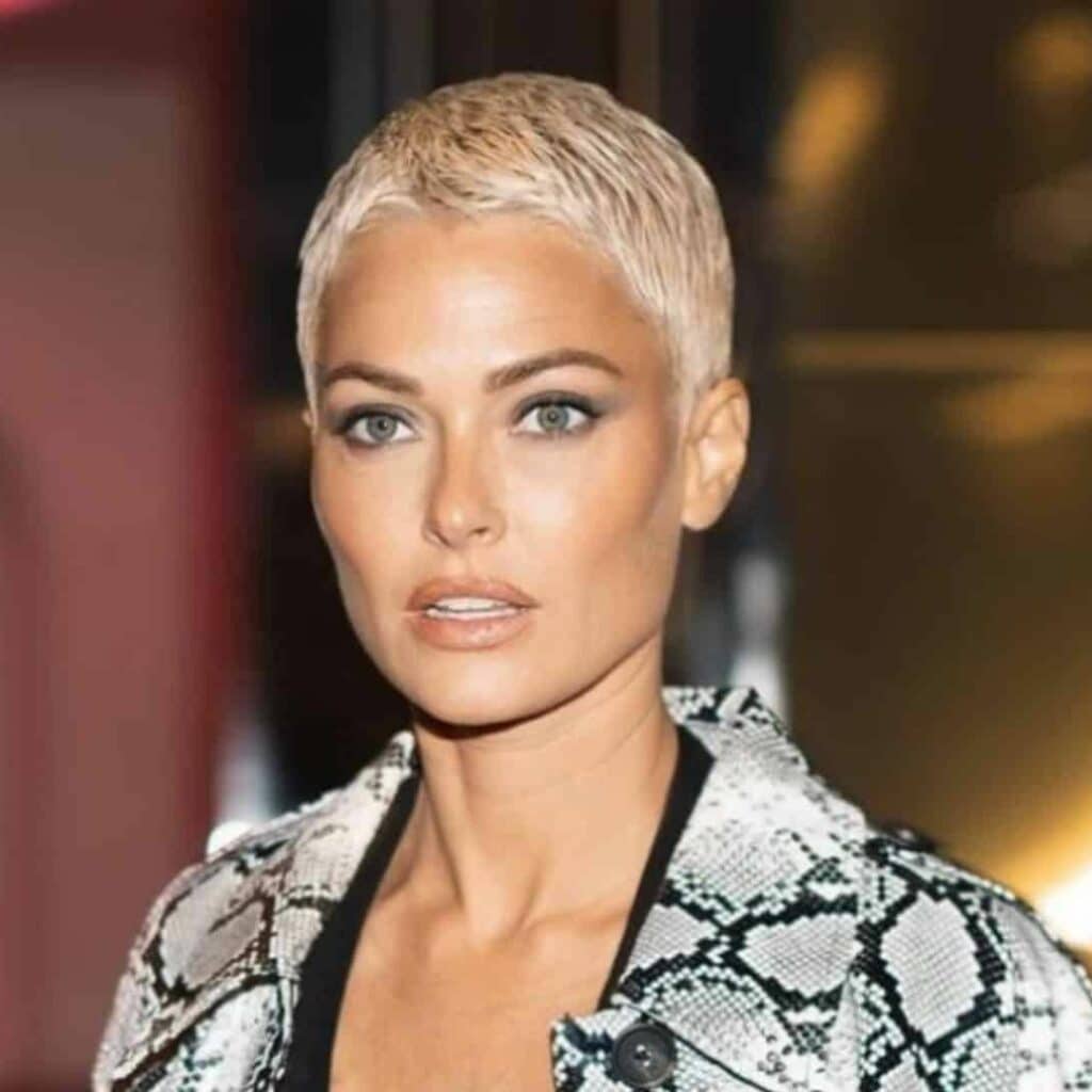 Caroline Receveur : elle aborde un nouveau style capillaire et se montre avec toute sa famille