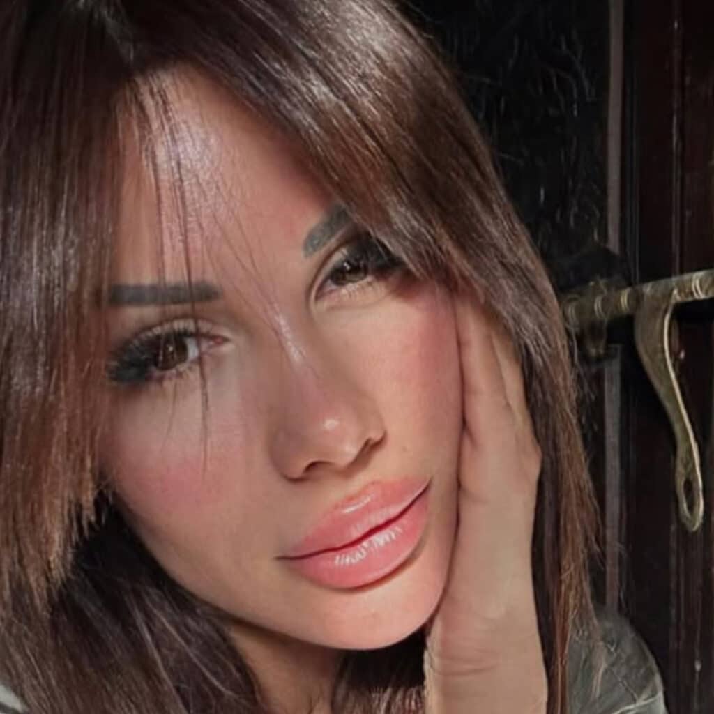 Laura Lempika : de nouveau en couple, elle se confie sur sa deuxième grossesse