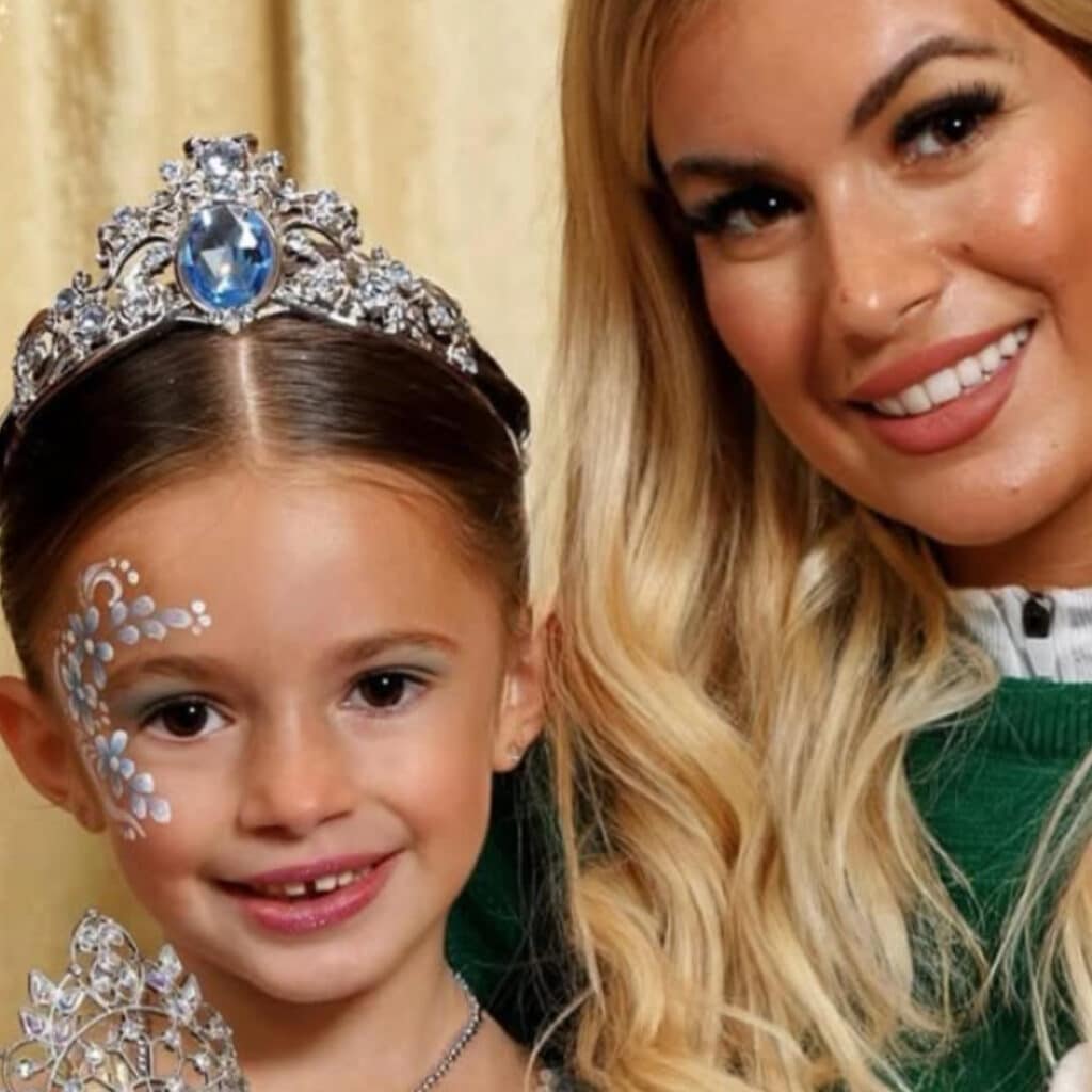 Carla Moreau : elle organise une fête de Noël pour sa fille Ruby et ses amis, les images interpellent
