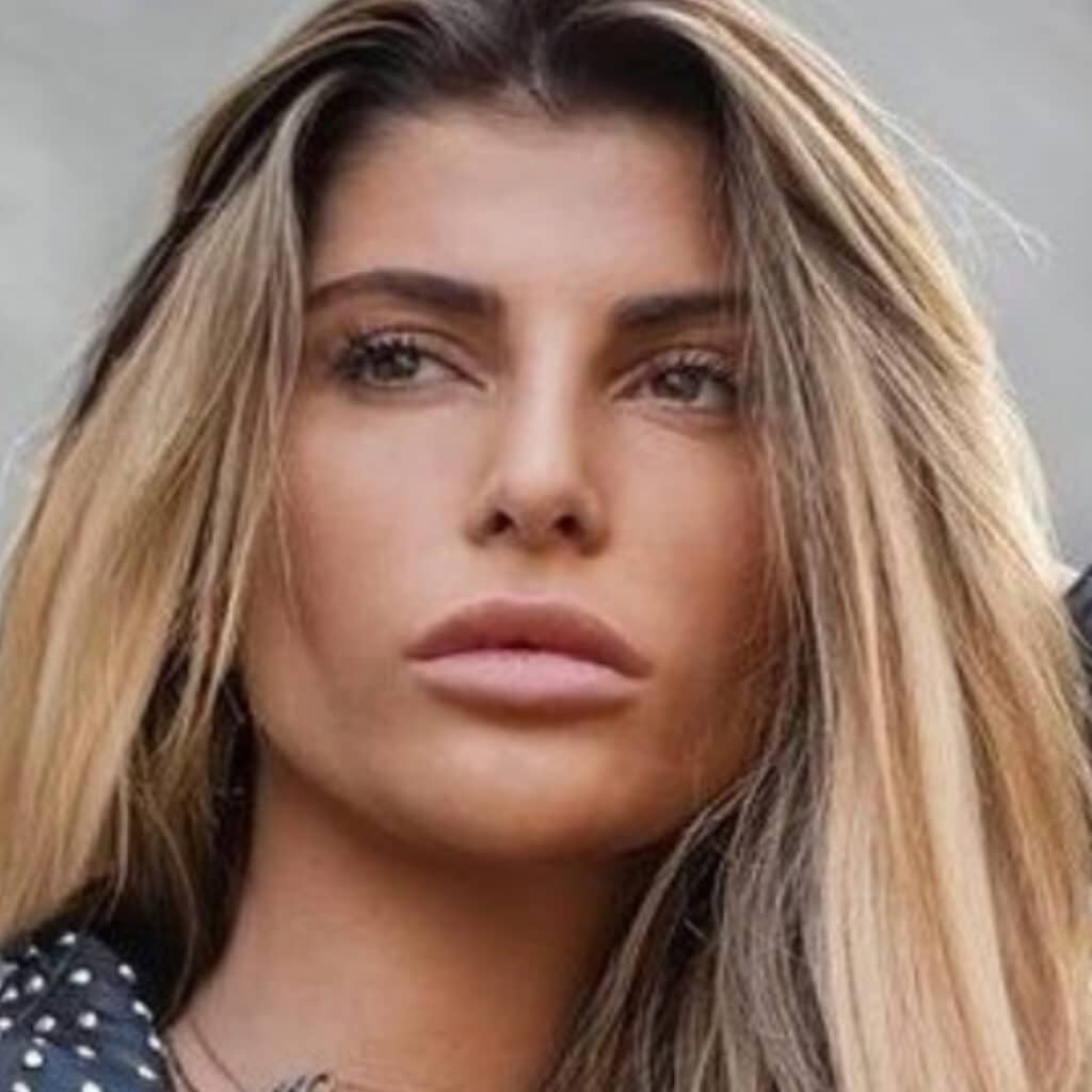 Mélanight : elle en dit plus sur la relation étrange entre son ex et sa mère