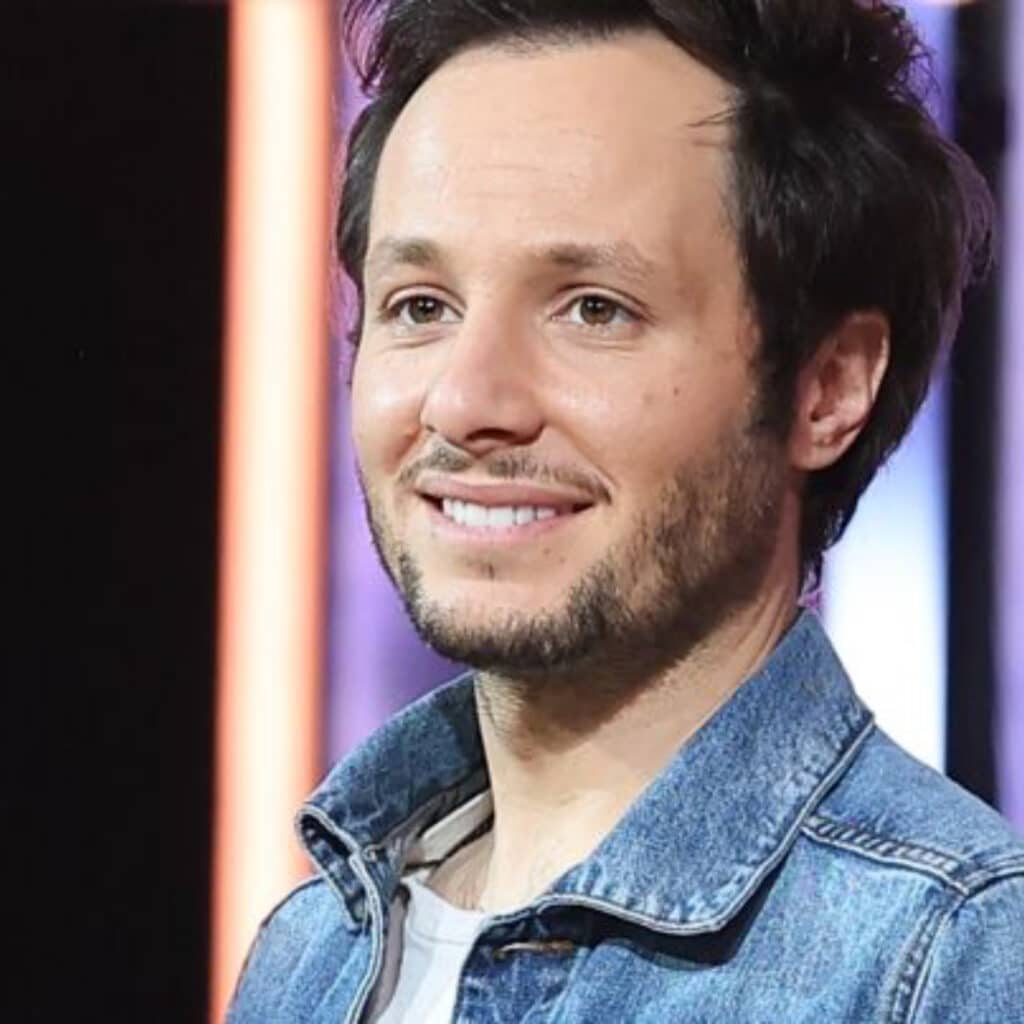 Vianney : le chanteur apparaît avec un plâtre, ses fans se questionnent