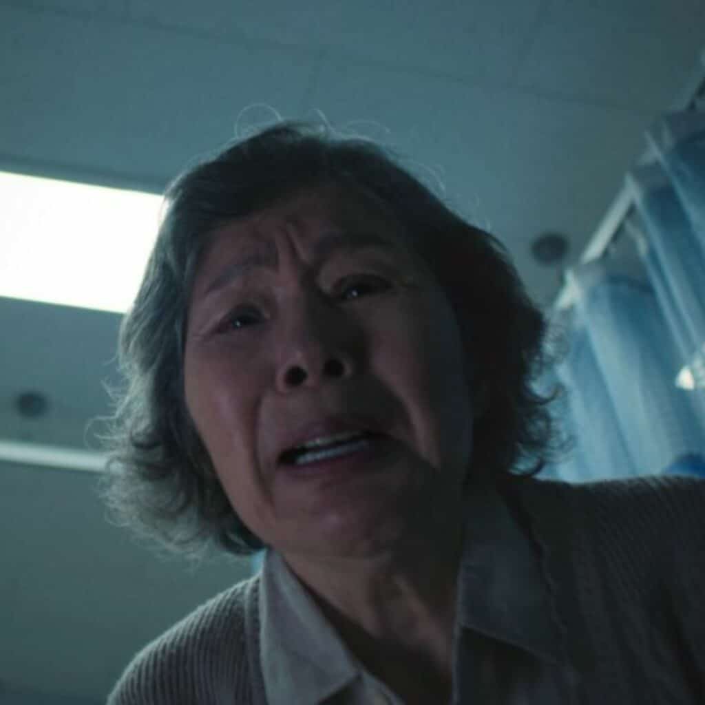 L'actrice Lee Joo-Sil, qui interprétait la mère du personnage du policier Hwang Jun-ho dans Squid Game, s'est éteinte le dimanche 2 février 2025 à l'âge de 80 ans. Alors que la seconde saison de Squid Game a encore réalisé des chiffres ahurissants et que la troisième (et dernière) est annoncée pour le 27 juin prochain sur Netflix, la série sud-coréenne est touchée par un drame. L'actrice Lee Joo-Sil, qui interprétait Park Mal-soon, la mère du policier Hwang Jun-ho (incarné par Wi Ha-joon) et du "Front Man" Hwang In Ho (Lee Byung-hun), est en effet décédée le dimanche 2 février 2025 à l'âge de 80 ans dans sa maison d'Uijeongbu, des suites d'un cancer de l'estomac diagnostiqué en novembre dernier. Ce sont confrères sud-coréens du Chosun Ilbo qui ont publié la mauvaise nouvelle. Squid Game : Mort à 80 ans de l'actrice Lee Joo-Sil, qui jouait la mère de deux personnages principaux de la série de Netflix Lee Joo-Sil avait survécu à un premier cancer du sein, il y a près de 30 ans. À l'époque, il lui avait été dit qu'il ne lui restait plus qu'un an à vivre. Mais après une bataille de 13 ans, elle avait vaincu la maladie. Malheureusement la résurgence de la maladie lui a été fatale. Les autorités de l'hôpital Severance, à Séoul, où son corps a été transporté, ont indiqué que les fans pourront y saluer sa mémoire à partir du mardi 4 février, la veille de son enterrement. Vous aussi, diffusez votre publicité ici ! Lee Joo-Sil : Retour sur l'immense carrière de l'actrice de Squid Game Avec la disparition de Lee Joo-Sil, la Corée du Sud perd une de ses grandes actrices. C'est au milieu des années 60 qu'elle fait ses premiers pas sur les planches, le véritable lieu de prédilection de la comédienne née le 8 mars 1944 dans une Corée alors intégrée à l'empire japonais. Celle qui s'était également faite une spécialité du doublage est apparue notamment dans les films Notebook from My Mother, Le grand chef ou Country Diaries et, à la télévision, outre Squid Game, dans la série Une mauvaise mère ? (disponible également sur Netflix). Si elle est naturellement moins connue en Europe, les cinéphiles avaient néanmoins pu la voir dans l'excellent et terrifiant film d'horreur Dernier train pour Busan, sorti en salles en 2016.
