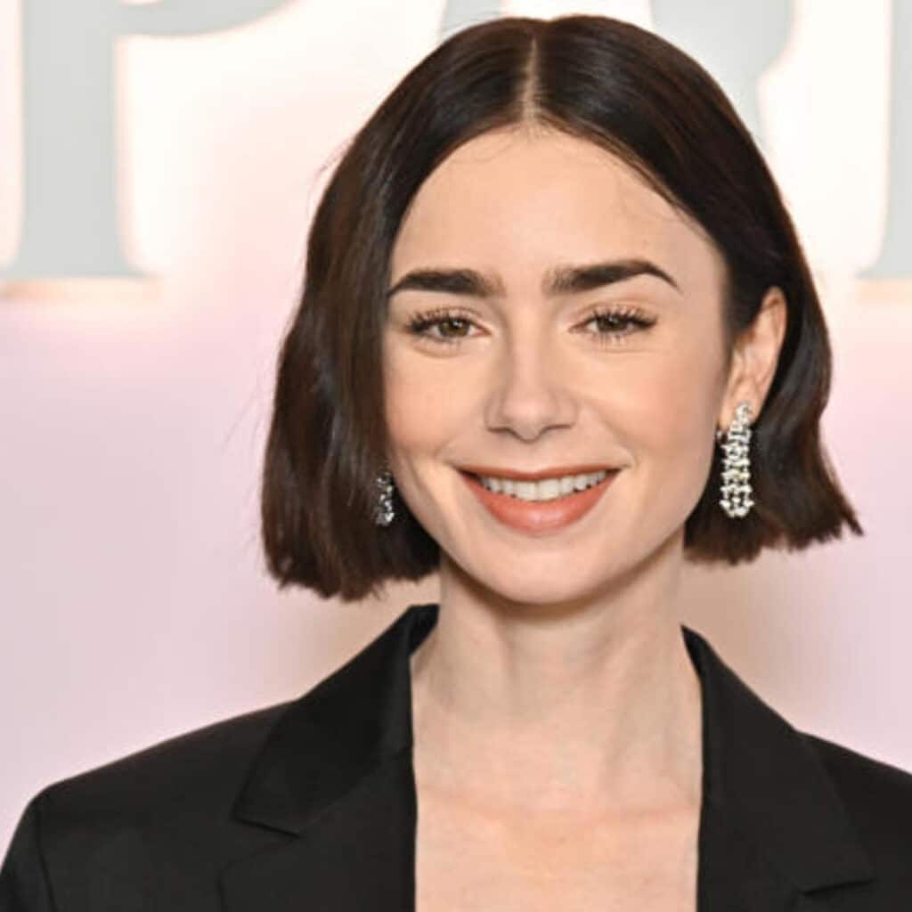 Lily Collins (Emily in Paris) : la star montre une photo de sa fille, née par mère porteuse
