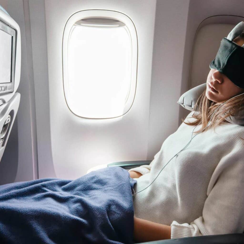 TikTok : une astuce consistant à mieux dormir dans l’avion inquiète les compagnies aériennes