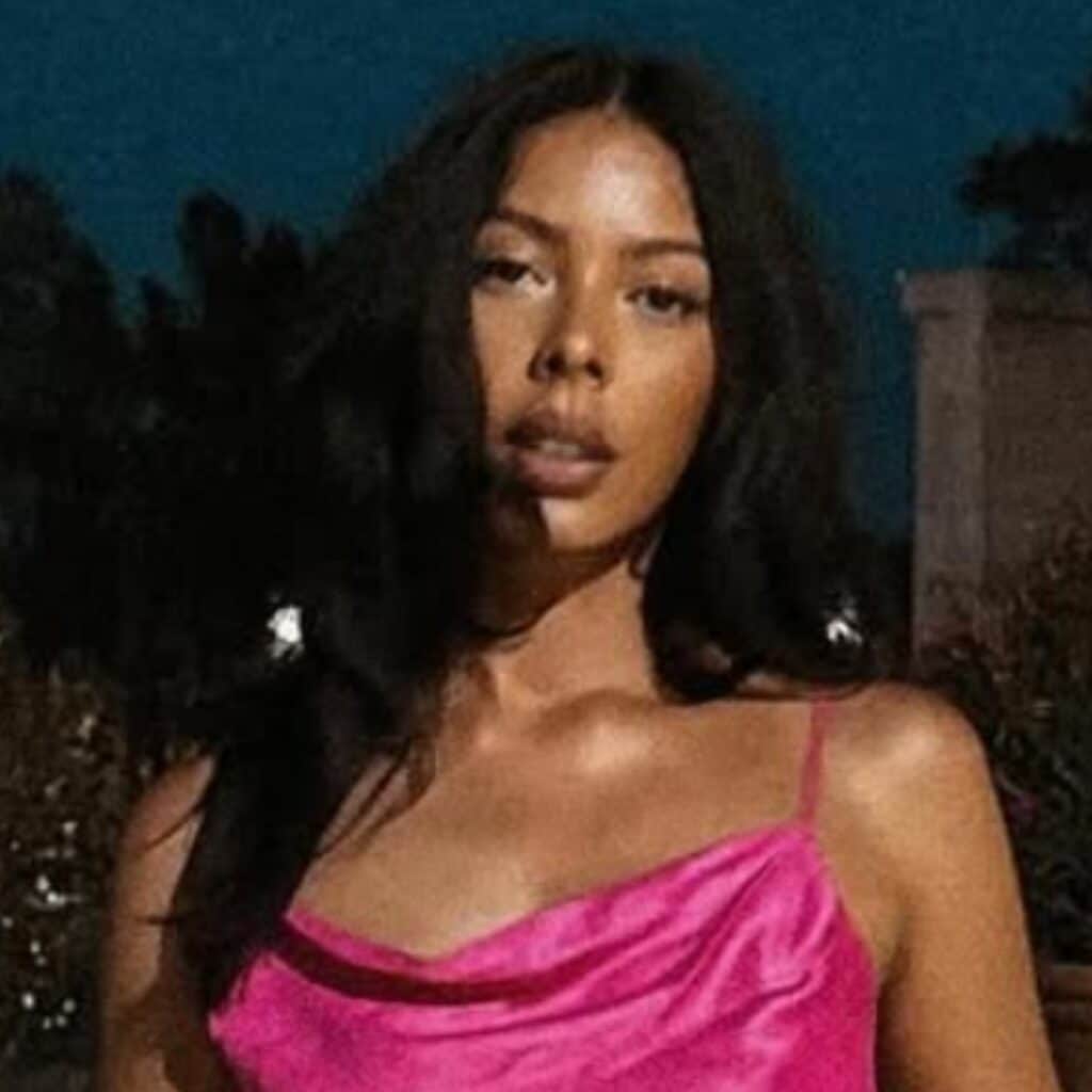 Nehuda : jugée vulgaire à cause de sa tenue, elle voit rouge