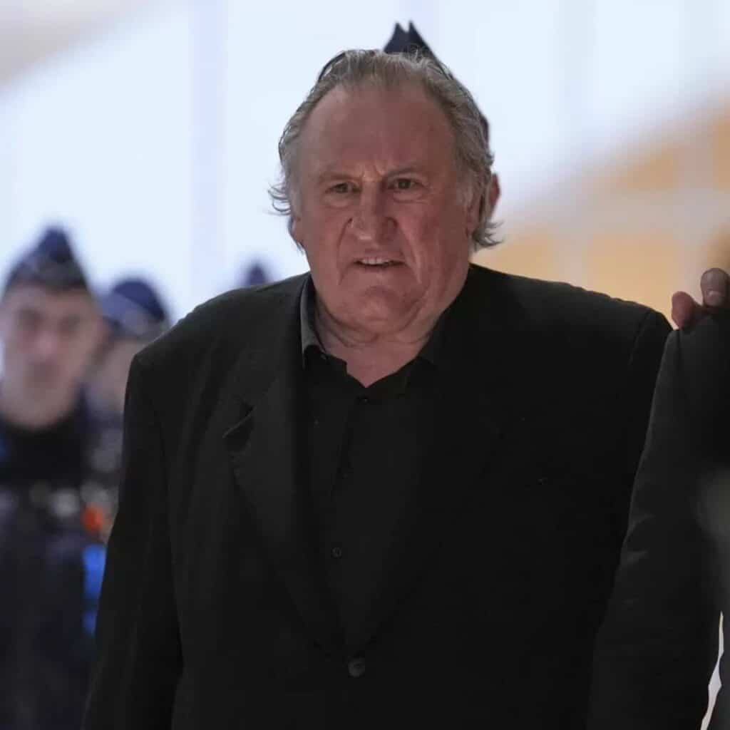 Jugement de Gérard Depardieu : on sait pourquoi il n’est pas assis sur un siège du tribunal