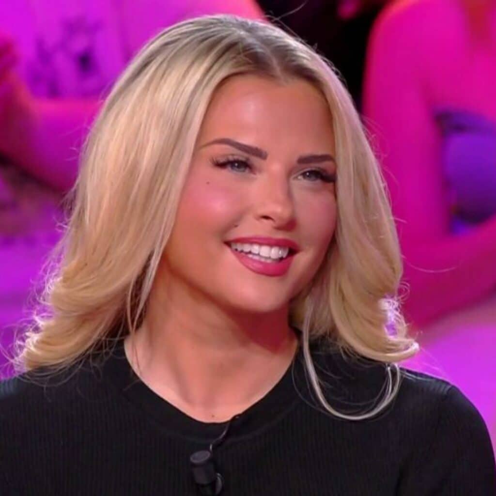 Kelly Vedovelli : elle retrouve une ancienne collègue de TPMP en vacances