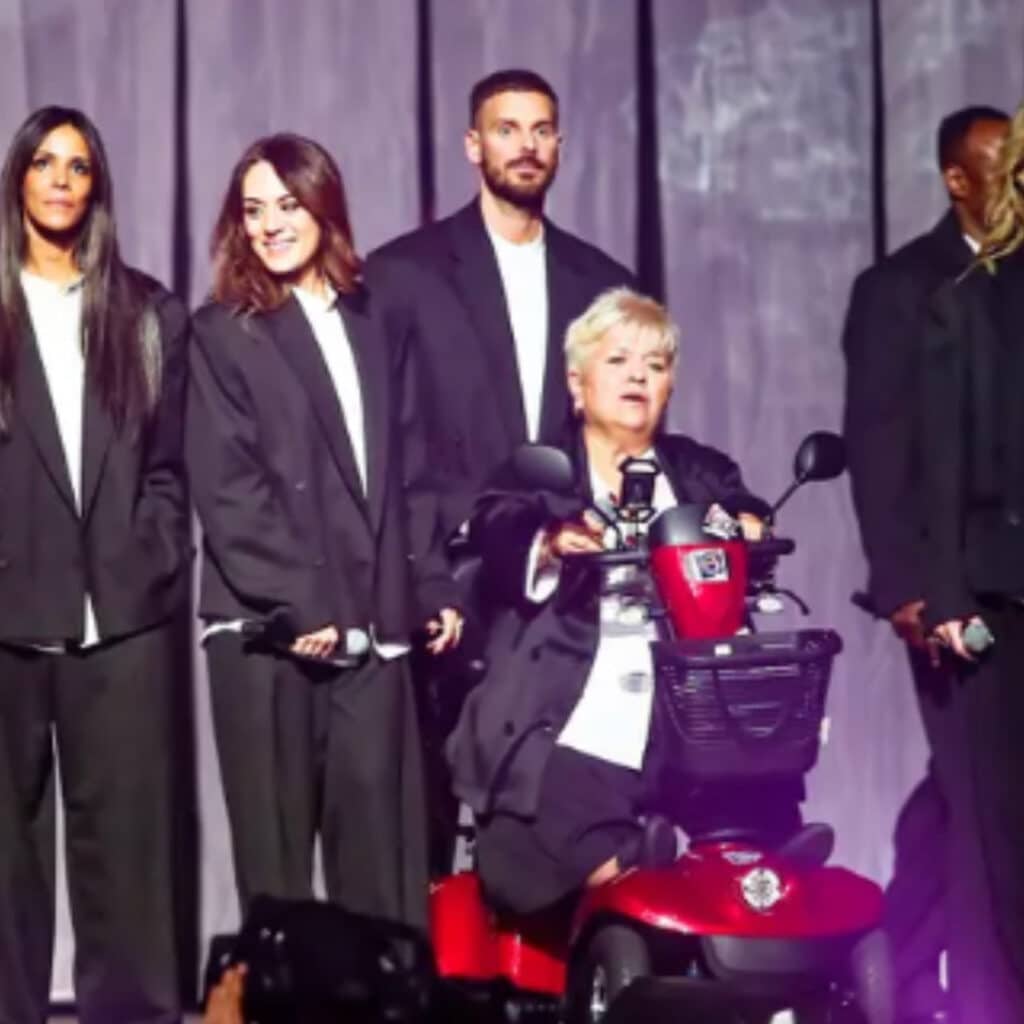 Les Enfoirés 2025 : Mimie Mathy explique pourquoi elle est apparue en fauteuil roulant lors du concert