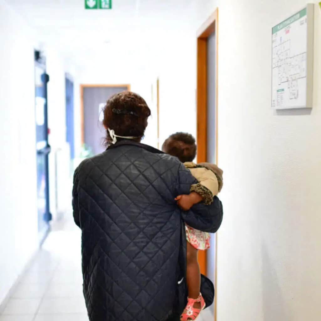 Yvelines : une nounou administre du Toplexil à des bébés pour aller faire ses courses