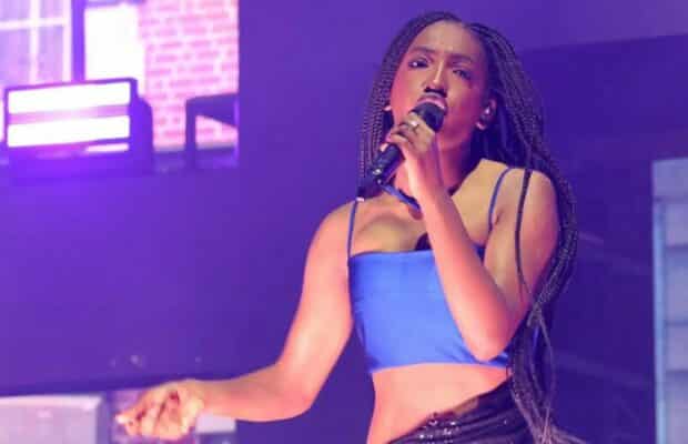 Ebony attaquée par une raciste durant un concert : est-ce que la femme en question a été arrêtée ?