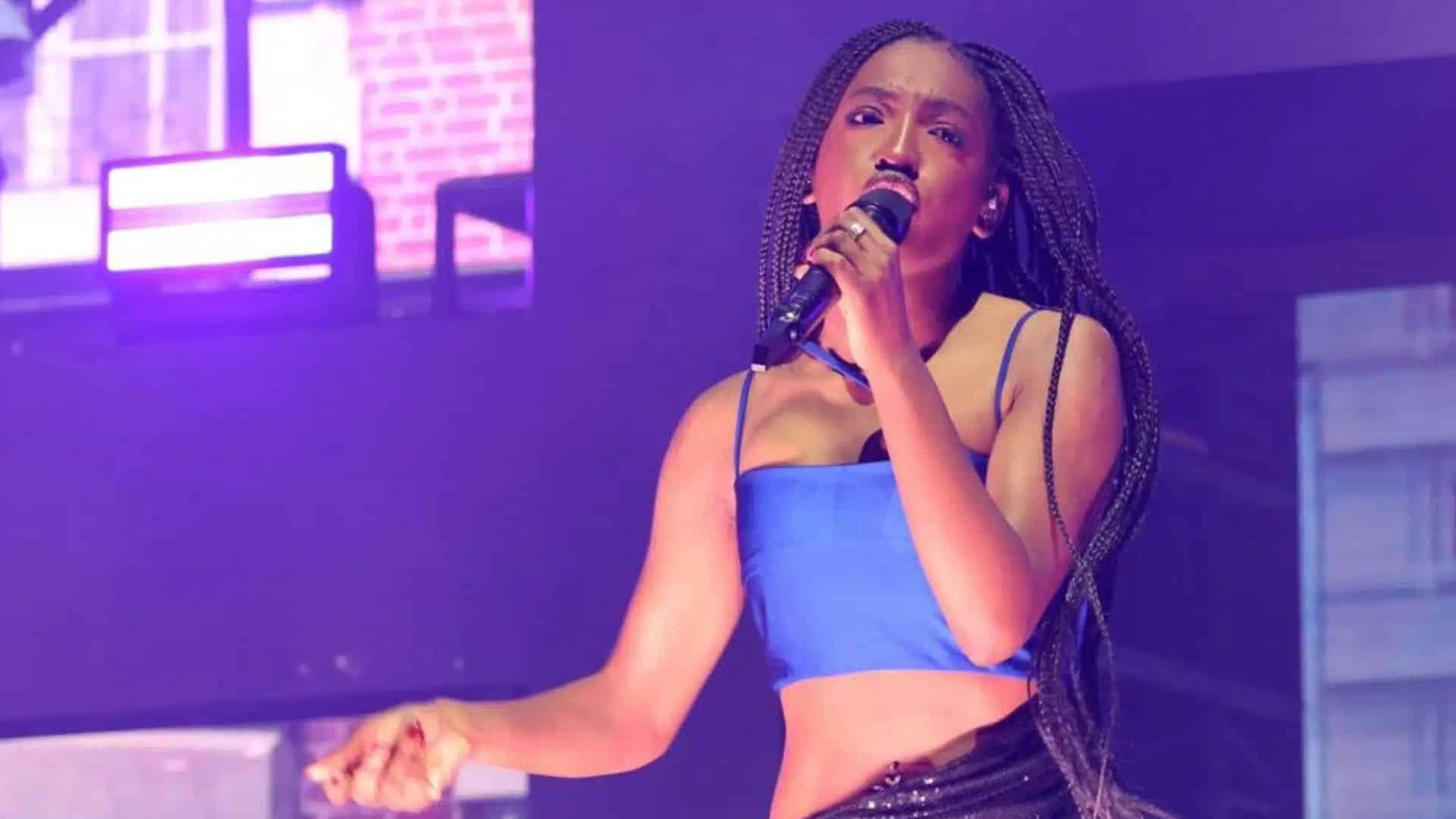 Ebony attaquée par une raciste durant un concert : est-ce que la femme en question a été arrêtée ?
