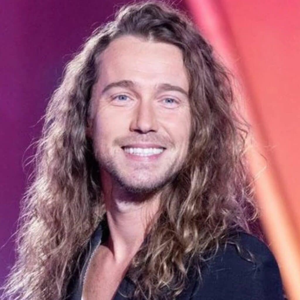 Julien Doré : le chanteur se blesse au front juste avant un concert