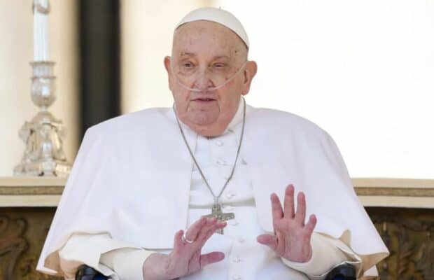 Décès du pape François : le visage du souverain pontife dans son cercueil interpelle