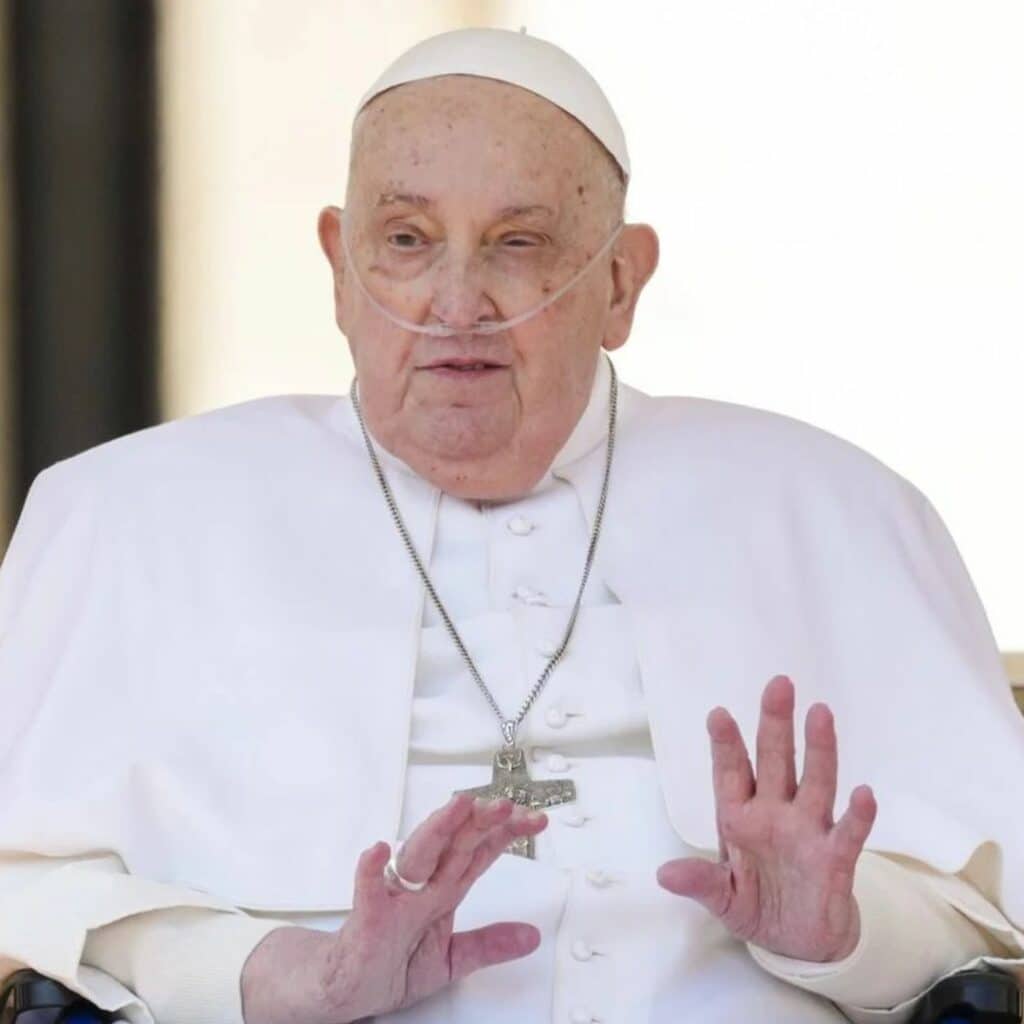Décès du pape François : le Vatican montre plusieurs clichés de lui dans son cercueil ouvert