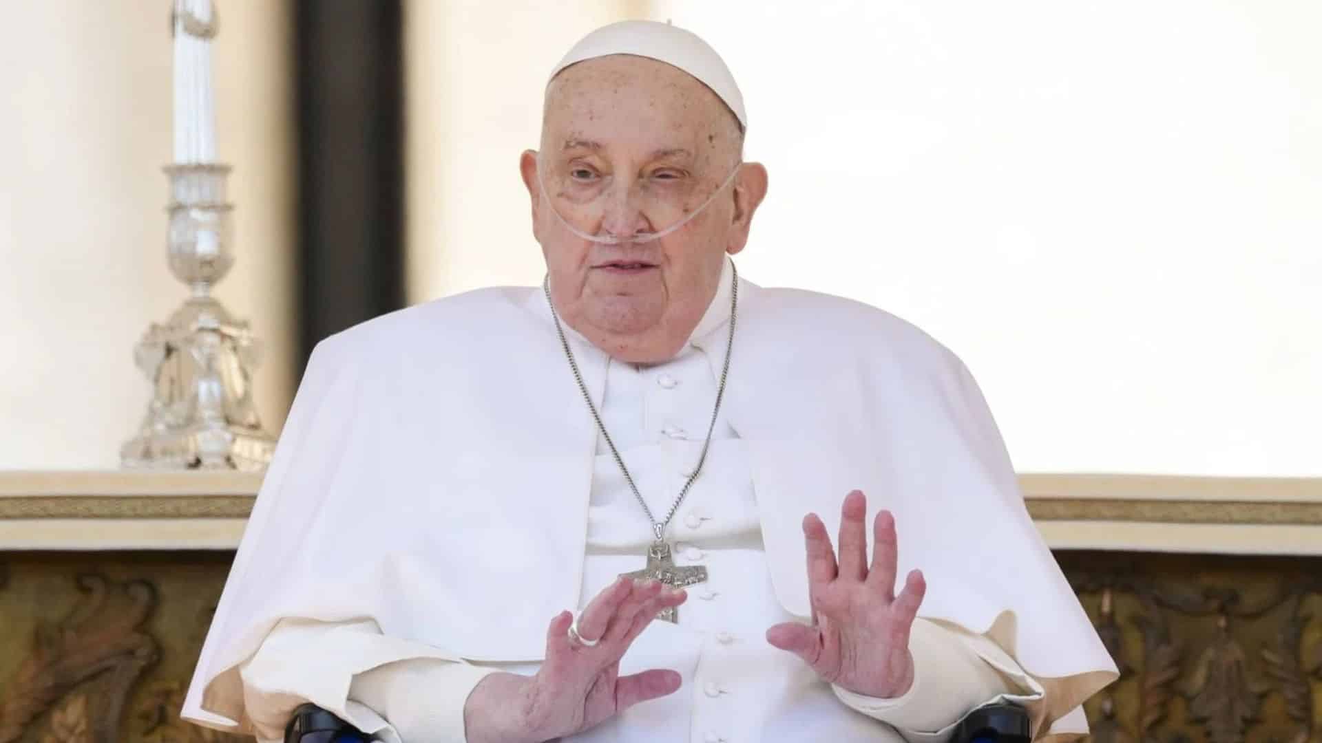 Décès du pape François : le Vatican montre plusieurs clichés de lui dans son cercueil ouvert