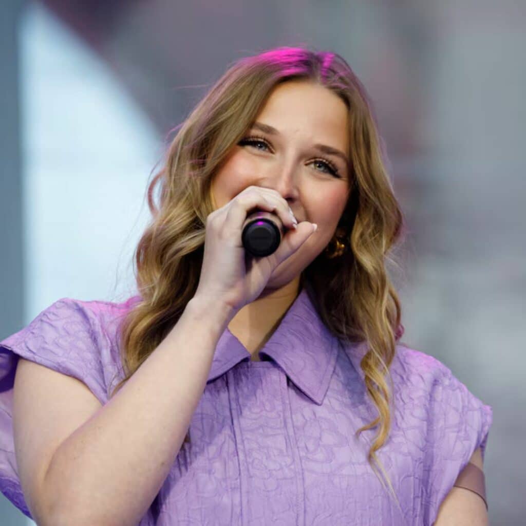 Héléna : la chanteuse craque en plein concert mais c’est pour la bonne cause