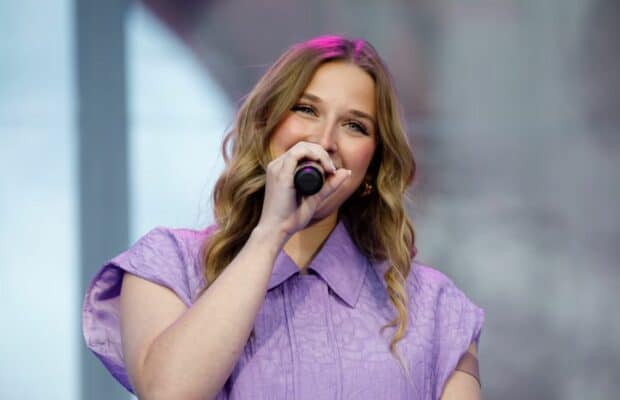 Héléna : la chanteuse craque en plein concert mais c’est pour la bonne cause