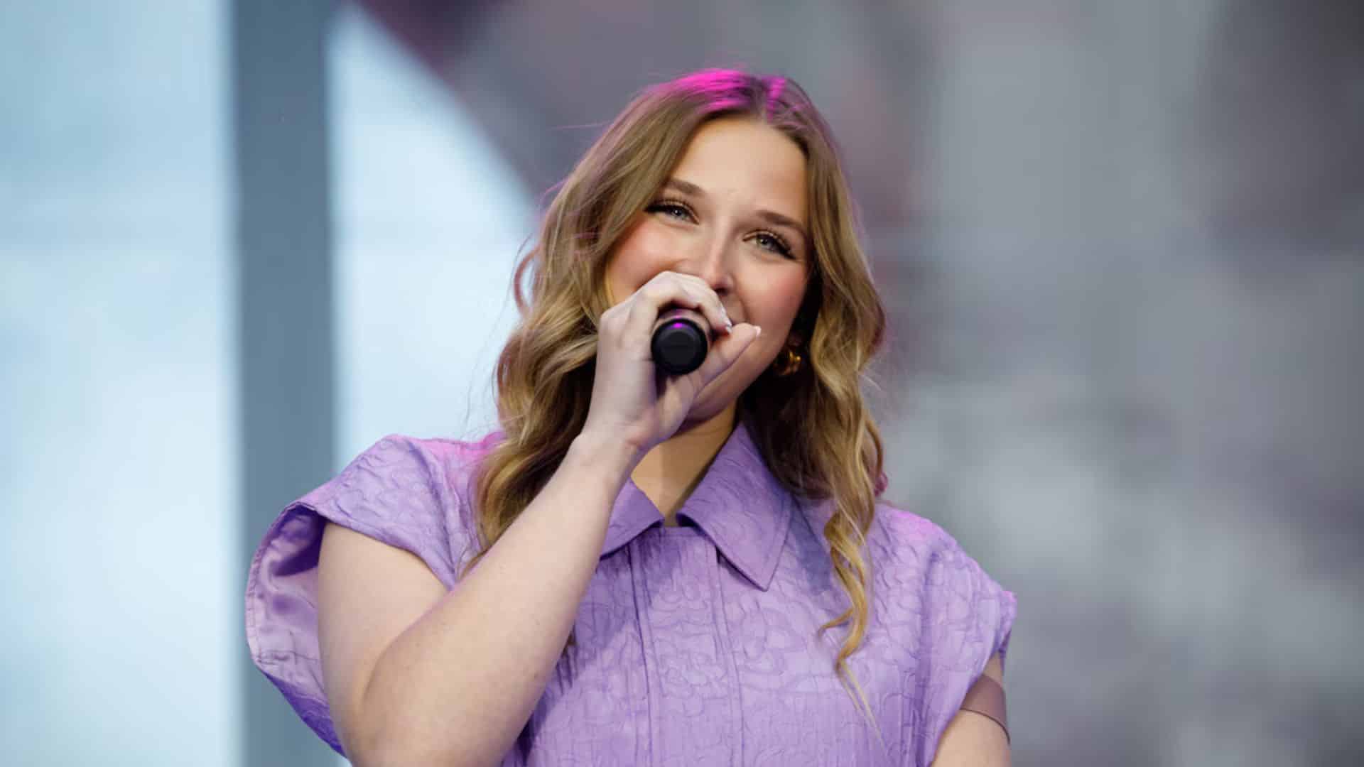 Héléna : la chanteuse craque en plein concert mais c’est pour la bonne cause