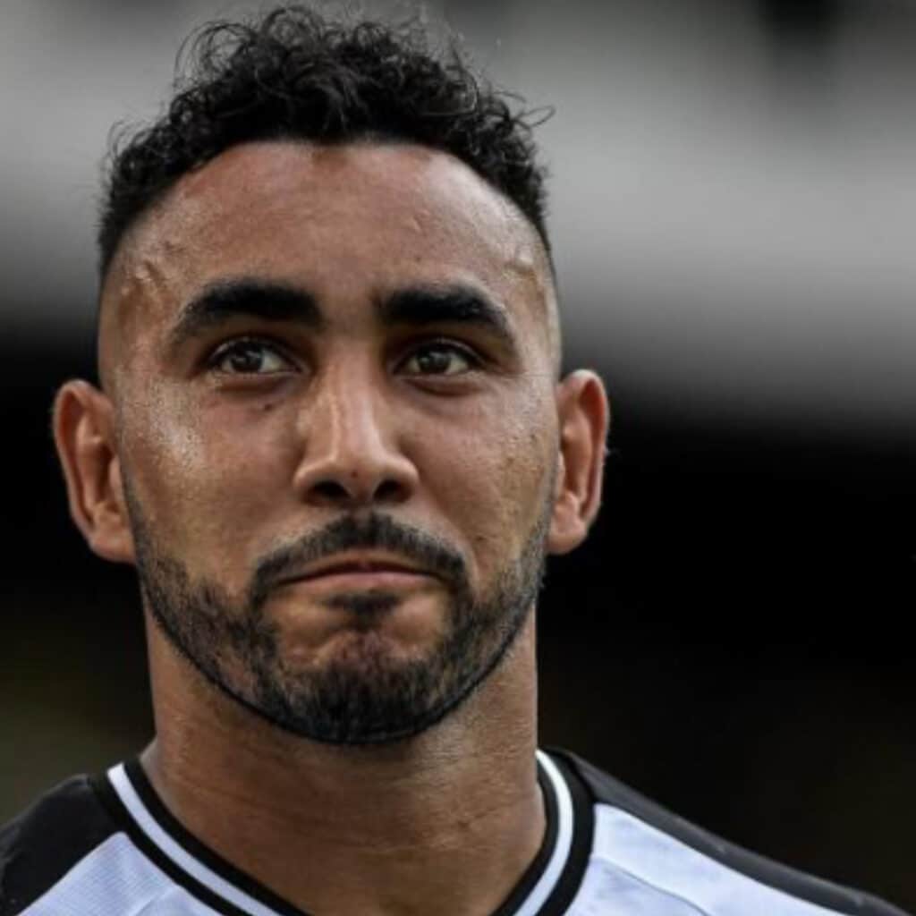 Dimitri Payet : accusé de violences physiques et psychologiques par une femme qui dit avoir été sa compagne
