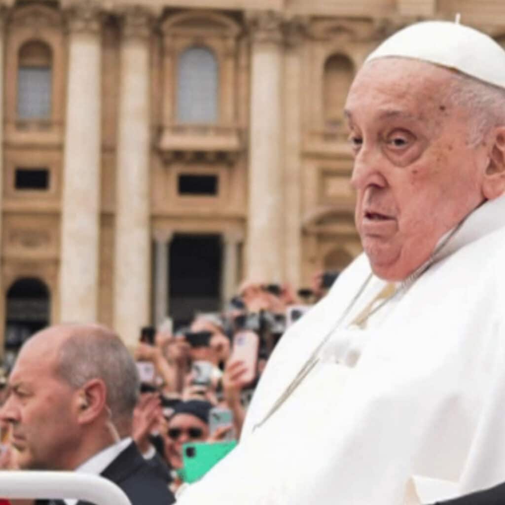 Pâques : le pape François est apparu affaibli un mois après sa longue hospitalisation