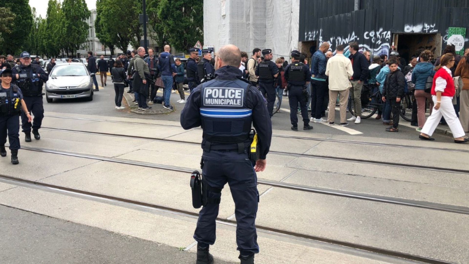 Attaque au couteau dans un lycée à Nantes : qui est le suspect, décrit comme un adolescent "fragile" et "bizarre" ?