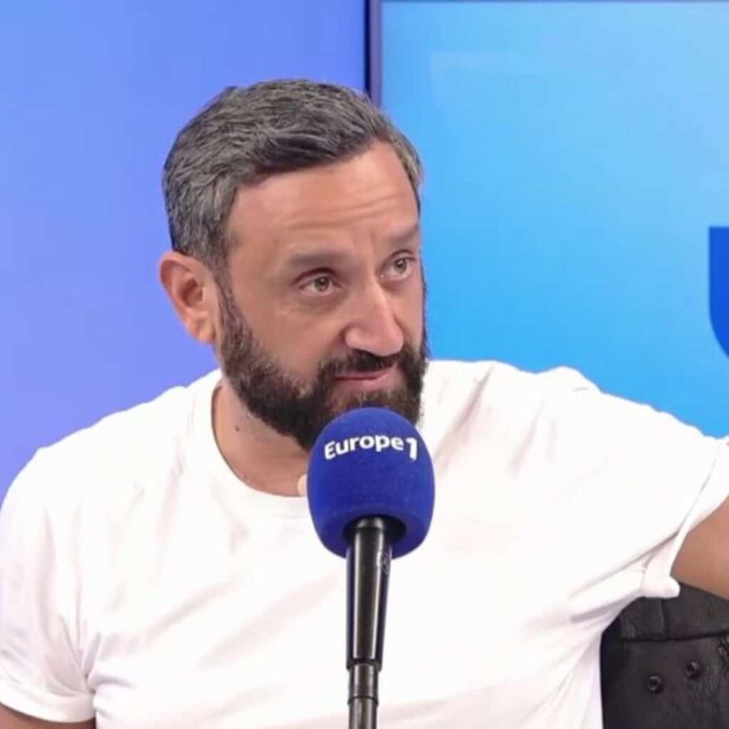 Cyril Hanouna avec un pansement au cou : l’animateur vient de subir une intervention