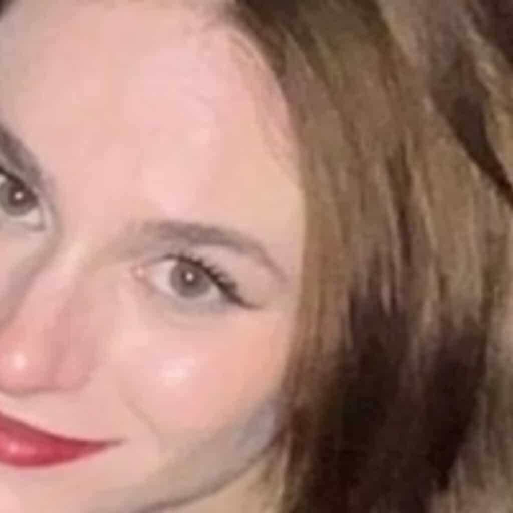 Une jeune femme de 22 ans retrouvée poignardée dans une valise, à 40 mètres en contrebas d'une route