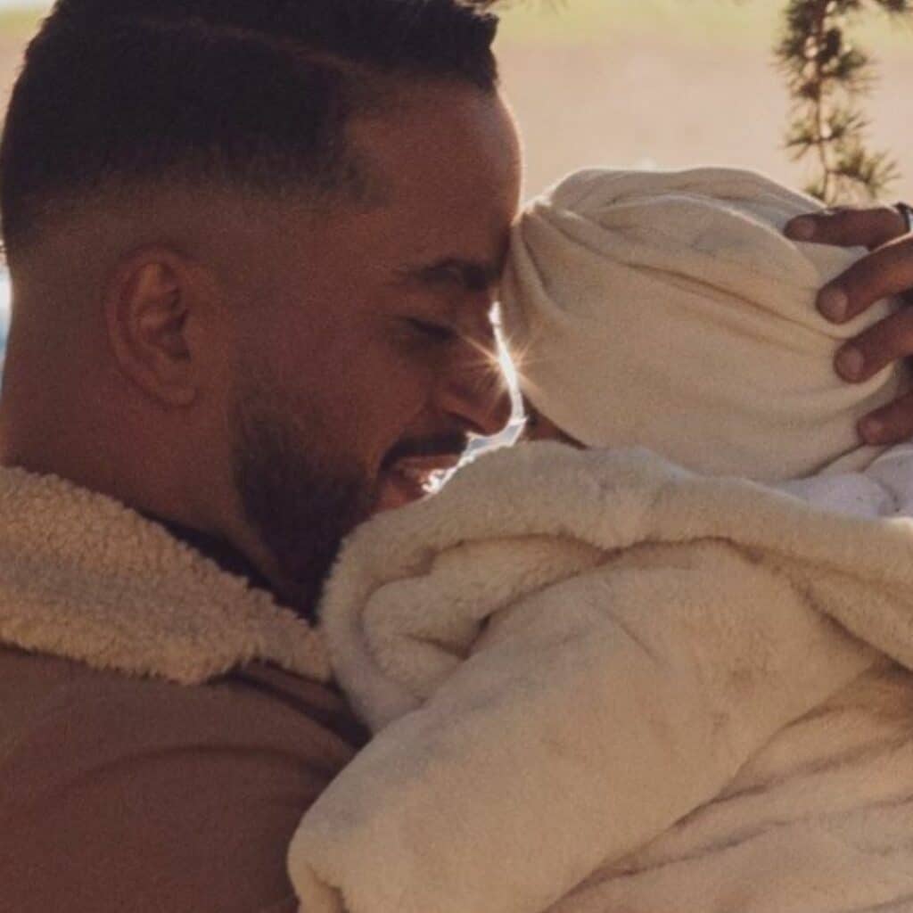 Slimane : le chanteur s’évade au paradis avec sa fille Esmeralda
