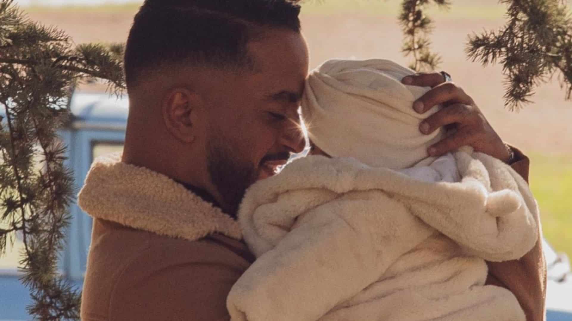 Slimane : le chanteur s’évade au paradis avec sa fille Esmeralda