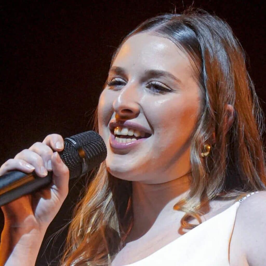 Héléna Bailly : accident vestimentaire sur scène, ses fans la sauvent