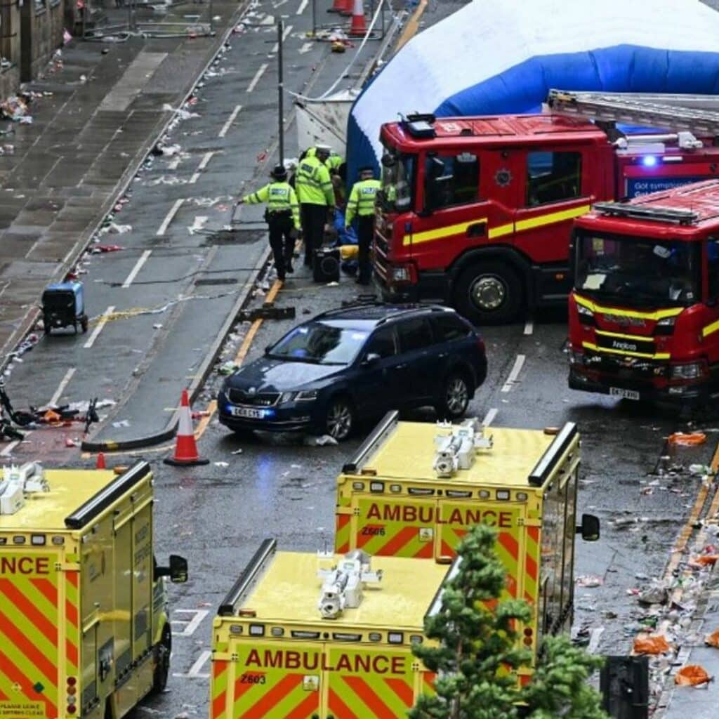Chaos à Liverpool : une voiture fonce dans la foule, un joueur de football français présent