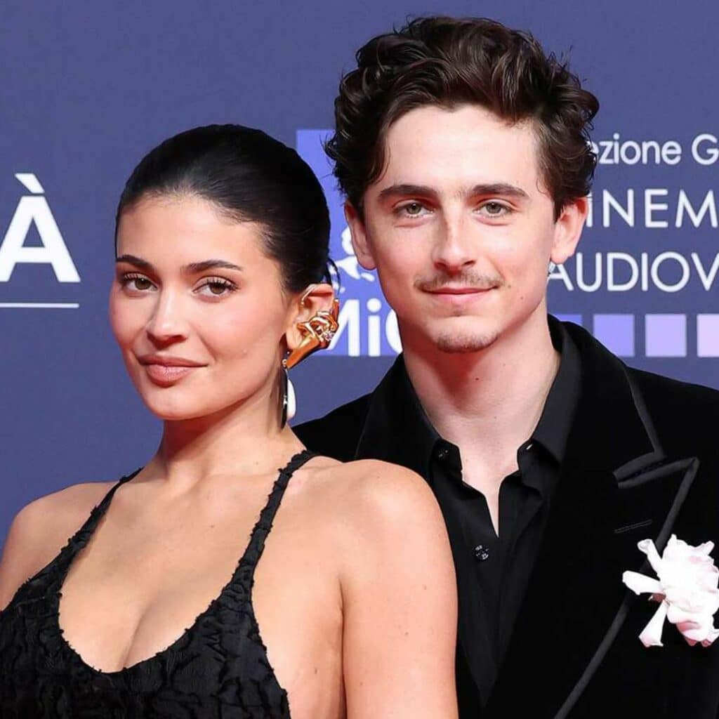 Kylie Jenner et Timothée Chalamet en couple : ils posent enfin ensemble 2 ans après le début de leur histoire